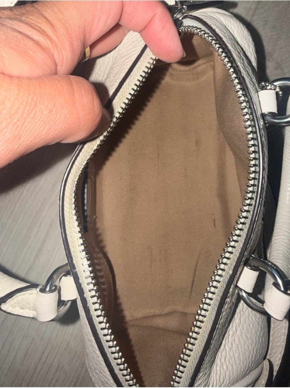 AUTHENTIC COACH OUTLET LACEY CROSSBODY BARREL BAG IN WHITE PEBBLE LEATHER - Picture 4 of 5